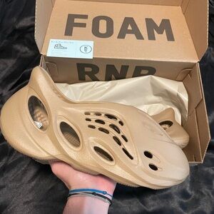 Yeezy foam runner taupe clay